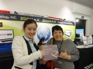 csun 2014 exhibition visitors win zoomax handheld electronic magnifier snow 7 hd