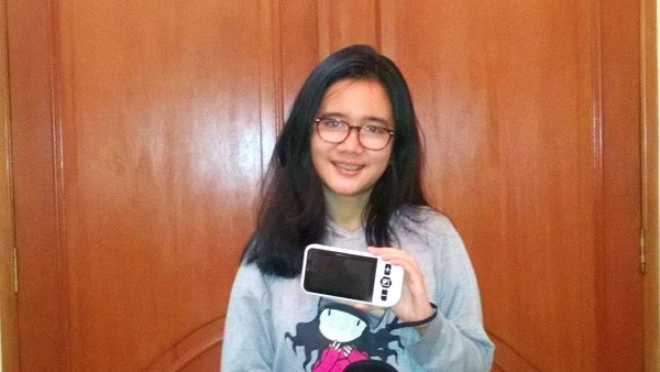 cecilia aloina sembiring with her prize zoomax handheld video magnifier snow