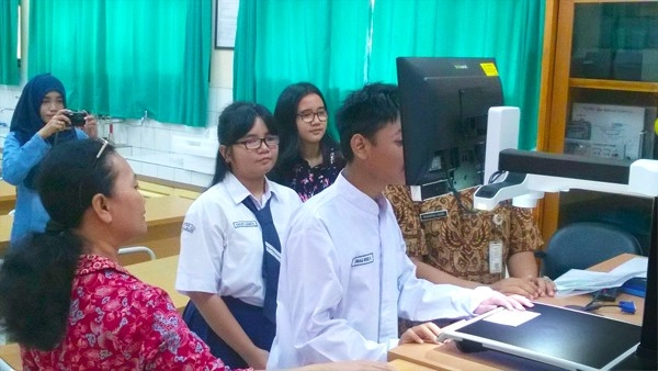 vision impaired student dimas trying zoomax desktop video magnifier panda hd