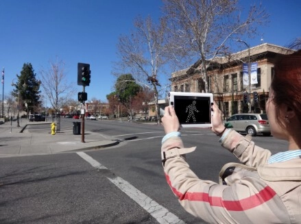 an illustration of displayed traffic signal on video magnifier