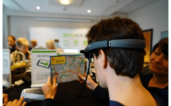 people trying wearable low vision aid acesight at sightcity conference