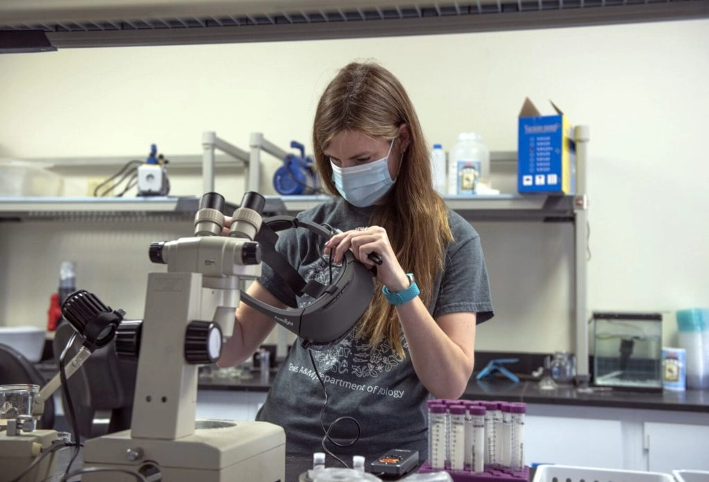 hayden maureen is adjusting her acesight in the lab