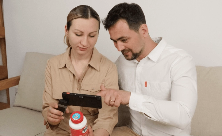 couple using luna 6 to look at pill bottle