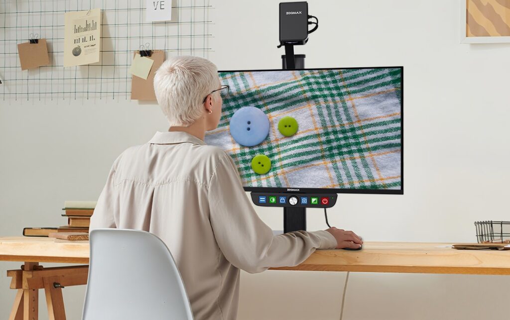 digital magnifier luna eye help the elderly's daily life min