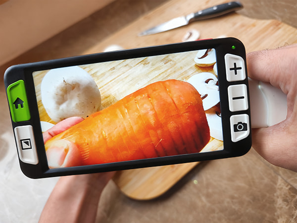 zoom in and check if the carrots are fresh with zoomax luna 6 handheld digital magnifier