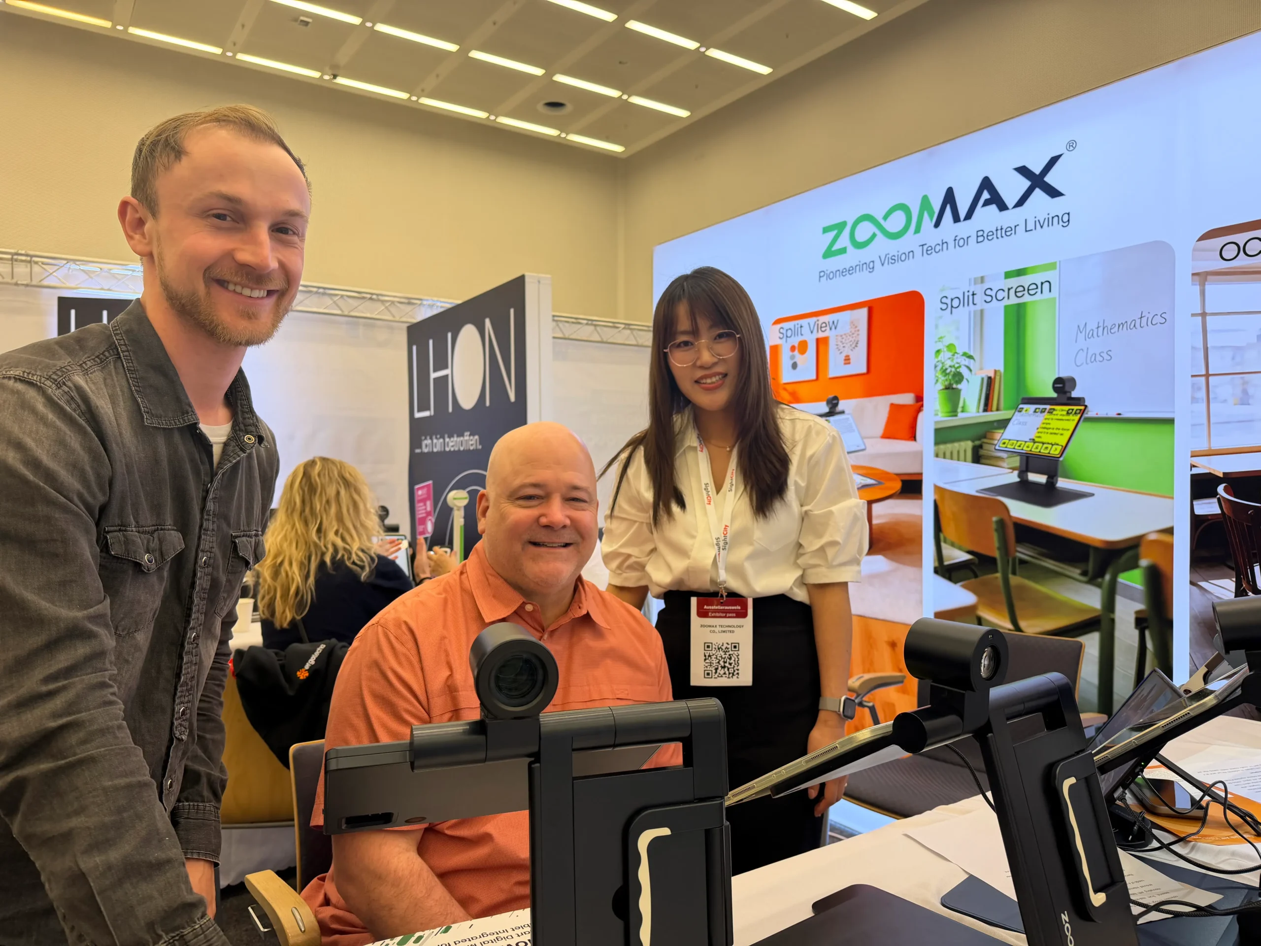visitors are trying out zoomax snow pad series tablet magnifiers